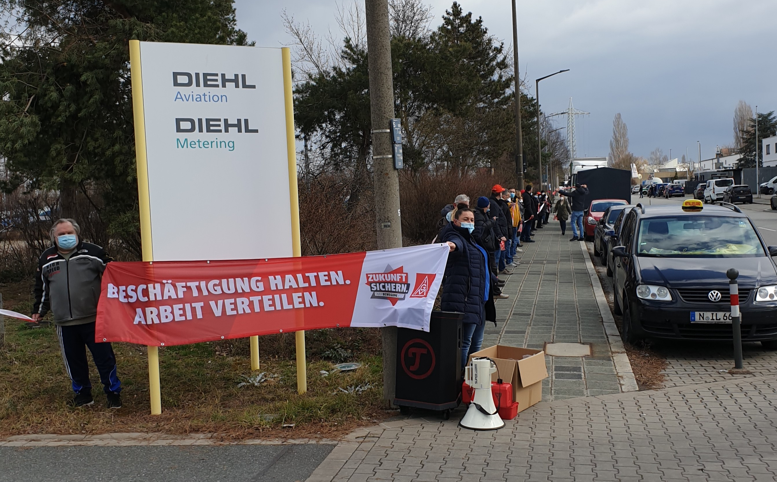 Menschenkette bei Diehl Aviation in Nürnberg gegen den geplanten Stellenabbau.