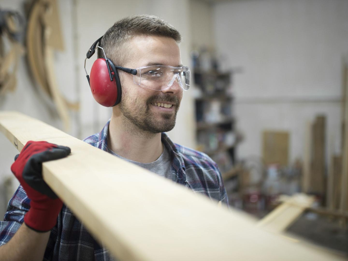 Schreiner in einer Werkstatt
