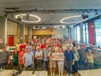 Spendenübergabe auf der Delegiertenversammlung. Hier Gruppenfoto